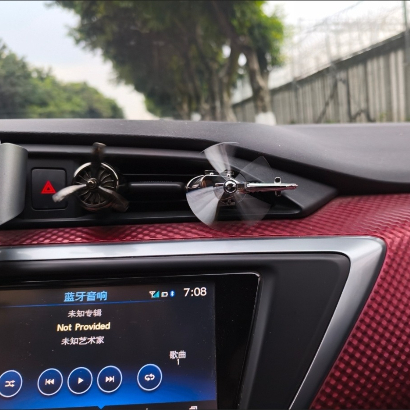 車のエアコン吹き出し口に取り付けるクリップ式の扇風機。飛行機 - Aromatherapy Diffuser のレビューと価格